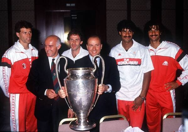 Präsident Silvio Berlusconi (3.v.re.) mit dem Landesmeisterpokal, v.li.: Marco van Basten, Trainer Arrigo Sacchi, Franco Baresi, Frank Rijkaard, Ruud Gullit (alle Milan) Fußball EC 1 Herren Europapokal der Landesmeister 1989 1990, Europacup, AC Mailand Gruppe Wien Freude,
