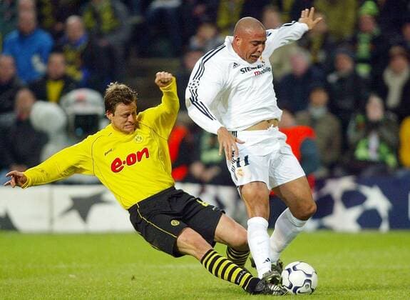 Christian Wörns (li., BVB) gegen Ronaldo (Real) Fußball EC 1 Herren Champions League 2002 2003, Borussia Dortmund - Real Madrid 1:1, Gruppe Westfalenstadion Dortmund Dynamik, Kampf,