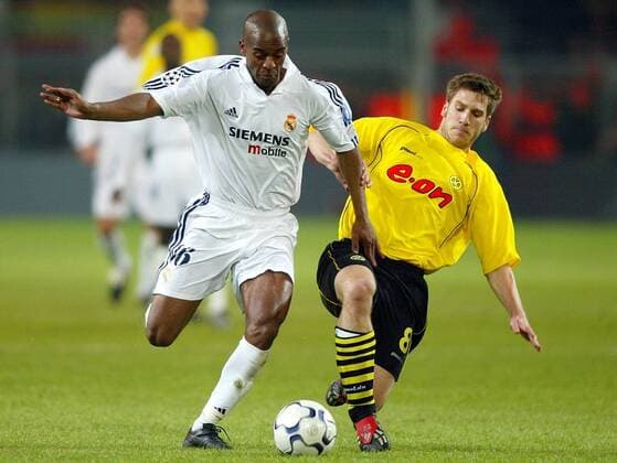 Flavio Conceicao (li., Real) gegen Torsten Frings (BVB) Fußball EC 1 Herren Champions League 2002 2003, Borussia Dortmund - Real Madrid 1:1, Gruppe Westfalenstadion Dortmund Dynamik,
