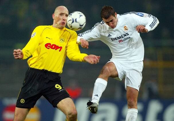 Ivan Helguera (re., Real) gegen Jan Koller (BVB) Fußball EC 1 Herren Champions League 2002 2003, Borussia Dortmund - Real Madrid 1:1, Gruppe Westfalenstadion Dortmund Dynamik,