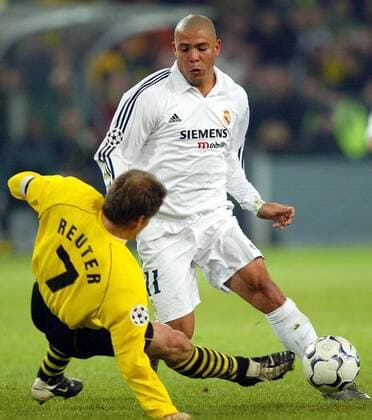 Ronaldo (re., Real) gegen Stefan Reuter (BVB) Fußball EC 1 Herren Champions League 2002 2003, Borussia Dortmund - Real Madrid 1:1, Gruppe Westfalenstadion Dortmund Dynamik