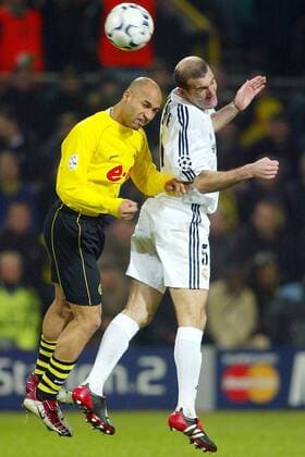 Zinedine Zidane (re., Real) gegen Leonardo Dede (BVB) Fußball EC 1 Herren Champions League 2002 2003, Borussia Dortmund - Real Madrid 1:1, Gruppe Westfalenstadion Dortmund Dynamik,