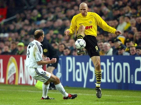 Jan Koller (re., BVB) gegen Zinedine Zidane (Real) Fußball EC 1 Herren Champions League 2002 2003, Borussia Dortmund - Real Madrid 1:1, Gruppe Westfalenstadion Dortmund Dynamik, Überlegenheit