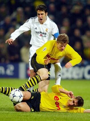 Raul Gonzalez (hinten, Real) gegen Christian Wörns (Mitte) und Sebastian Kehl (beide BVB) Fußball EC 1 Herren Champions League 2002 2003, Borussia Dortmund - Real Madrid 1:1, Gruppe Westfalenstadion Dortmund Dynamik, Kampf,