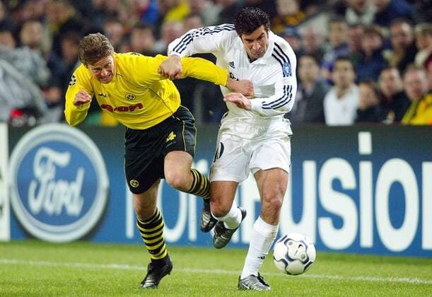 Luis Figo (re., Real) gegen Christian Wörns (BVB) - Laufduell Fußball EC 1 Herren Champions League 2002 2003, Borussia Dortmund - Real Madrid 1:1, Gruppe Westfalenstadion Dortmund Dynamik, Kampf,