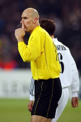 Jan Koller (BVB) putzt sich die Nase Fußball EC 1 Herren Champions League 2002 2003, Borussia Dortmund, Einzelbild Westfalenstadion Dortmund
