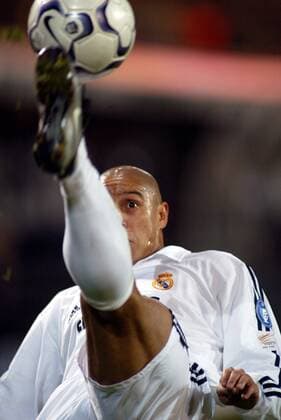 Roberto Carlos (Real) - Fallrückzieher Fußball EC 1 Herren Champions League 2002 2003, Dortmund - Real Madrid 1:1, Einzelbild Westfalenstadion Dortmund Dynamik,