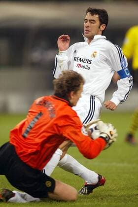 Raul Gonzalez (re., Real) scheitert an Torwart Jens Lehmann (BVB) Fußball EC 1 Herren Champions League 2002 2003, Borussia Dortmund - Real Madrid 1:1, Gruppe Westfalenstadion Dortmund Dynamik, Abwehr