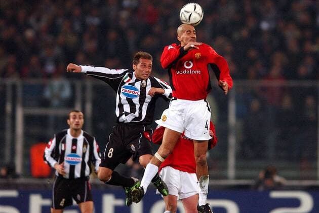 Juan Sebastian Veron (re., ManU) gegen Antonio Conte (Juve) -  Fußball EC 1 Herren Champions League 2002 2003, Juventus Turin - Manchester United 0:3, Gruppe Turin Dynamik, Höhe,