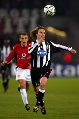 Pavel Nedved (Juve) am Ball -  Fußball EC 1 Herren Champions League 2002 2003, Juventus Turin - Manchester United 0:3, Einzelbild Turin Dynamik,