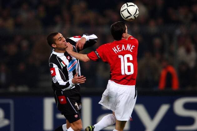 David Trezeguet (li., Juve) gegen Roy Keane (ManU) -  Fußball EC 1 Herren Champions League 2002 2003, Juventus Turin - Manchester United 0:3, Gruppe Turin Dynamik