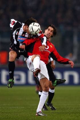 Ruud van Nistelrooy (re., ManU) gegen Ferrara (Turin) -  Fußball EC 1 Herren Champions League 2002 2003, Juventus Turin - Manchester United 0:3, Gruppe Turin Dynamik,