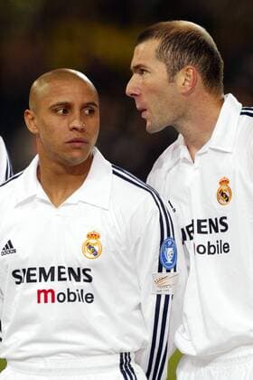 Roberto Carlos (li.) und Zinedine Zidane (beide Real) Fußball EC 1 Herren Champions League 2002 2003, Dortmund - Real Madrid 1:1, Vdig, Gruppe Dortmund