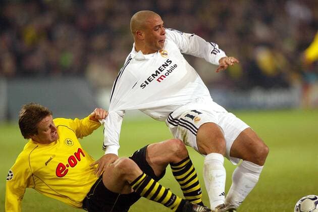 Ronaldo (re., Real) gegen Christian Wörns (BVB) Fußball EC 1 Herren Champions League 2002 2003, Borussia Dortmund - Real Madrid 1:1, Gruppe Westfalenstadion Dortmund Kampf