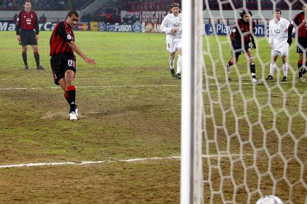 Rivaldo (li., Milan) verwandelt den Elfmeter sicher Fußball EC 1 Herren Champions League 2002 2003, Lokomotive Moskau - AC Mailand 0:1, Vdig Einzelbild o0 Lokomotiv Moskau Dynamik,