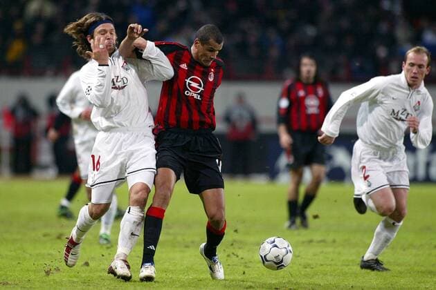 Rivaldo (re., Milan) gegen Vadim Evseev (Moskau) Fußball EC 1 Herren Champions League 2002 2003, Lokomotive Moskau - AC Mailand 0:1, Vdig Gruppe o0 Lokomotiv, Lok, Moskau Dynamik, Kampf,