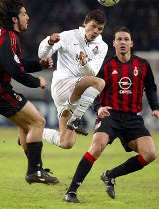 Marat Izmailov (Mitte, Moskau) gegen Gennaro Gattuso (Milan) Fußball EC 1 Herren Champions League 2002 2003, Lokomotive Moskau - AC Mailand 0:1, Vdig Gruppe o0 Lokomotiv, Lok, Moskau Dynamik,