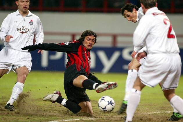 Paolo Maldini (unten, Milan) gegen Sergei Ignashevitch (hinten re., Moskau) Fußball EC 1 Herren Champions League 2002 2003, Lokomotive Moskau - AC Mailand 0:1, Vdig Gruppe o0 Lokomotiv, Lok, Moskau Dynamik,