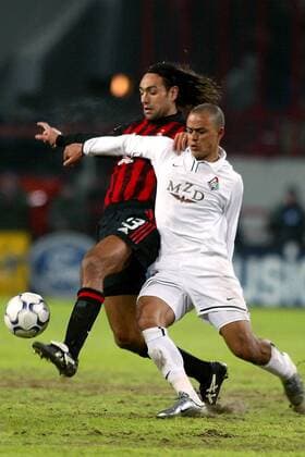 Alessandro Nesta (hinten, Milan) gegen Julio Cesar (Moskau) Fußball EC 1 Herren Champions League 2002 2003, Lokomotive Moskau - AC Mailand 0:1, Vdig Gruppe o0 Lokomotiv, Lok, Moskau Dynamik,