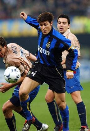 Javier Zanetti (re., Inter) gegen Motta (Barca) -  Fußball EC 1 Herren Champions League 2002 2003, Internazionale Mailand - FC Barcelona 0:0, Gruppe Mailand Dynamik,