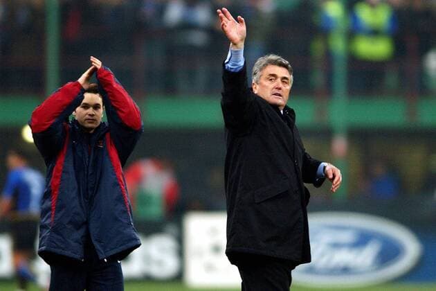 Trainer Rade Antic (re., Barca) winkt den Anhängern -  Fußball EC 1 Herren Champions League 2002 2003, Mailand - FC Barcelona 0:0, Einzelbild Mailand