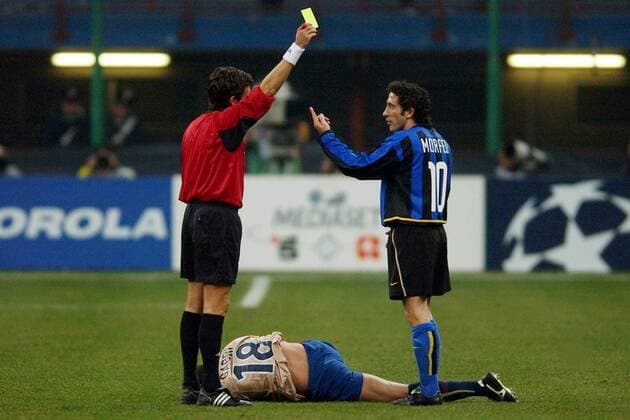 Schiedsrichter Urs Meier (li., Schweiz) zeigt Domenico Morfeo (re., Inter) die Gelbe Karte für sein Foul an Gabri (Barca) -  Fußball EC 1 Herren Champions League 2002 2003, Internazionale Mailand - FC Barcelona 0:0, Gruppe Mailand