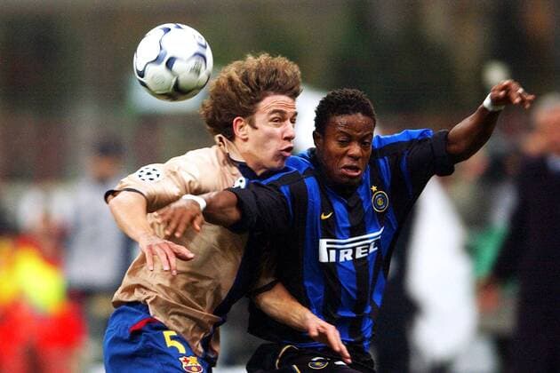 Mohamed Kallon (re., Inter) gegen Carles Puyol (Barca) -  Fußball EC 1 Herren Champions League 2002 2003, Internazionale Mailand - FC Barcelona 0:0, Gruppe Mailand Dynamik,