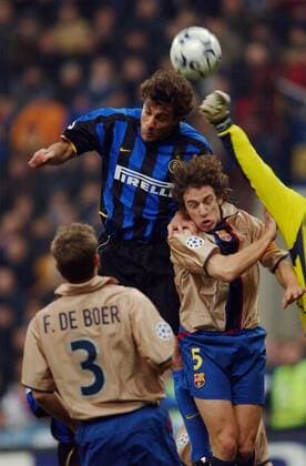 Christian Vieri (li., Inter) gegen Carles Puyol (Barca) -  Fußball EC 1 Herren Champions League 2002 2003, Internazionale Mailand - FC Barcelona 0:0, Gruppe Mailand Dynamik, Kampf,