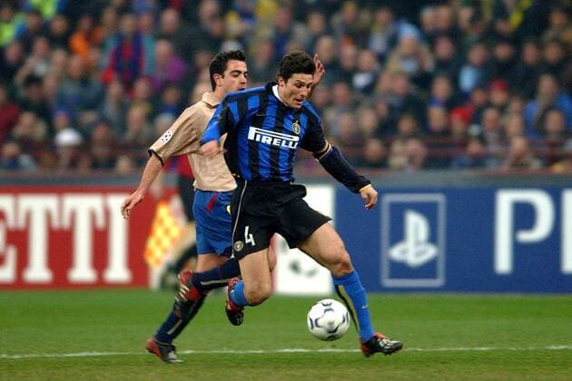 Javier Zanetti (re., Inter) gegen Xavi (Barca) -  Fußball EC 1 Herren Champions League 2002 2003, Internazionale Mailand - FC Barcelona 0:0, Gruppe Mailand Dynamik,