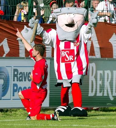 Steffen Baumgart (Union) mit dem Unioner Maskottchen Ritter Eisenheart Fußball 2. BL Herren Saison 2002 2003, 1.FC Union Berlin, Vdig Gruppe Berlin, Eisenhart Freude,