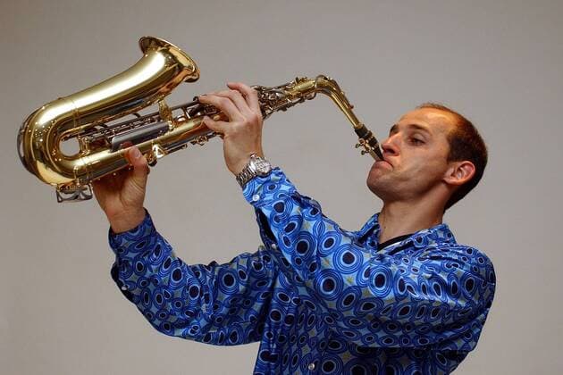 Victor Skripnik (Bremen) mit einem Saxophon Fußball 1. BL Herren SV Werder Bremen 2002 2003, Vdig, Kleidung, Outfit, Einzelbild Bremen