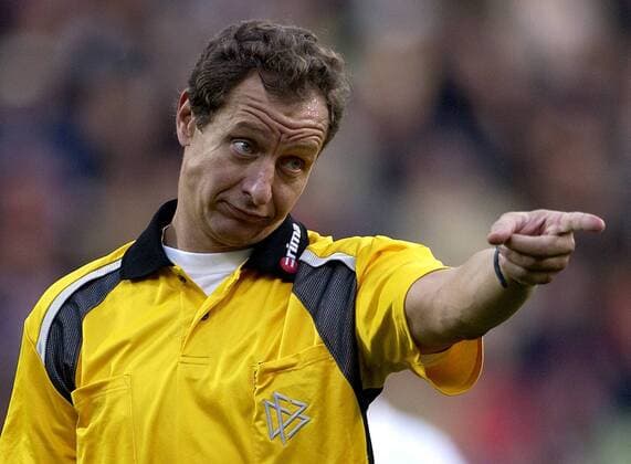 Schiedsrichter Hellmut Krug (Deutschland) gibt Anweisungen Fußball 1. BL Herren Saison 2002 2003, Vdig Einzelbild Leverkusen