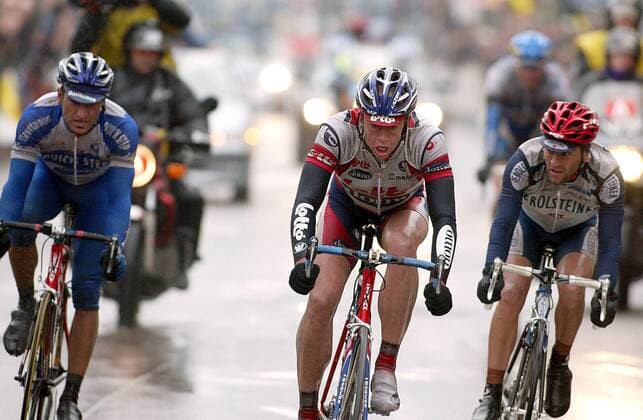 Leif Hoste (Belgien Lotto-Domo, Mitte) kommt als Zweiter vor Volker Ordowski (Deutschland Gerolsteiner, re.) und Davide Bramati (Italien Quick Step-Davitamon) ins Ziel Radsport Herren Kuurne - Brüssel - Kuurne 2003, Radrennsport, Straßenradsport, Straßenradrennsport, Radrennen Gruppe