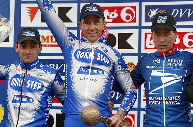 Siegerehrung - Johan Museeuw (Belgien Quick Step-Davitamon, Mitte) zwischen Max van Heeswijk (Niederlande US Postal Service, re.) und Paolo Bettini (Italien Quickstep-Davitamon) Radsport Herren Omloop Het Volk 2003, Radrennsport, Straßenradsport, Straßenradrennsport, Radrennen Gruppe Lokeren Freude,