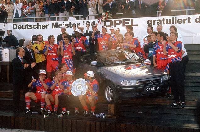 Meisterfeier Bayern, vorn v.li.: Trainer Franz Beckenbauer, Lothar Matthäus, Alexander Zickler, Markus Münch, Michael Sternkopf, Oliver Kreuzer; Mitte: Präsident Fritz Scherer, Raimond Aumann, Manager Uli Hoeneß, Bruno Labbadia, Jorginho, Adolfo Valencia- Fußball 1. BL Herren Saison 1993 1994, FC Bayern München, Deutscher Meister, Deutsche Meisterschaft, Siegerehrung Totale Jubel, jubeln, Sieg, Sieger, Schale, Meisterschale München Glück, Begeisterung, Freude,