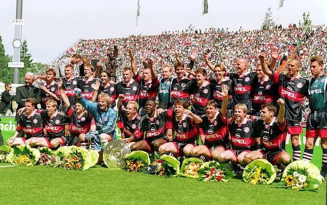 Deutscher Meister Bayern, hinten, v.re.: Bernd Dreher, Christian Ziege, Christian Nerlinger, Carsten Jancker, Frank Gerster, Marcel Witeczek, Markus Babbel, Sven Scheuer, Thomas Strunz, Thomas Helmer, Stefan Leitl, Dietmar Hamann, Alexander Zickler... Fußball 1. BL Herren Saison 1996 1997, FC Bayern München, Deutscher Meister, Deutsche Meisterschaft, Siegerehrung Totale Jubel, jubeln, Sieg, Sieger, Schale, Meisterschale Mönchengladbach Freude,
