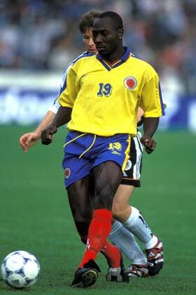 Freddy Rincon (vorn, Kolumbien) am Ball Fußball Länderspiel Herren Länderspiel 1998, Freundschaftsspiel, Nationalmannschaft, Nationalteam, Nationaltrikot, Einzelbild Frankfurt M. Dynamik,