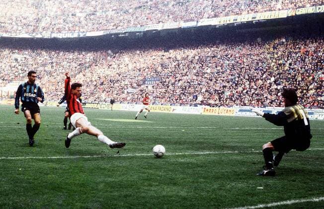 Marco van Basten (Mitte, Milan) spitzelt den Ball an Torwart Walter Zenga (re.) vorbei, Bergomi (beide Inter) kann nur noch zusehen Fußball Herren Serie A 1991 1992, 1. Italienische Liga, Internazionale Mailand - AC Mailand 1:1, Lokalderby, Derby Gruppe Mailand Dynamik,