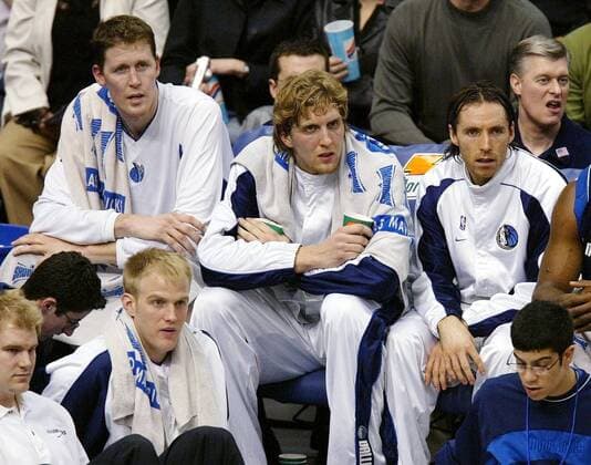 Dirk Nowitzki (Mitte) zusammen mit Shawn Bradley (li.) und Steve Nash (alle Mavericks) auf der Bank Basketball Herren NBA 2002 2003, Dallas Mavericks Gruppe Dallas