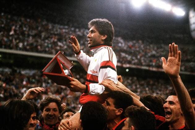 Carlo Ancelotti (Milan) wird bei seinem Abschiedsspiel von seinen Mannschaftskollegen auf den Schultern getragen während er sich von den Zuschauern verabschiedet Fußball Herren Serie A 1991 1992, 1. Italienische Liga, AC Mailand, Abschied, Gruppe Mailand Begeisterung, Freude,