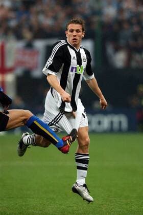 Craig Bellamy (Newcastle) lüftet unfreiwillig das Geheimnis unter seiner Hose Fußball EC 1 Herren Champions League 2002 2003, Mailand - Newcastle United 1:1, Vdig Einzelbild Mailand Dynamik, Komik