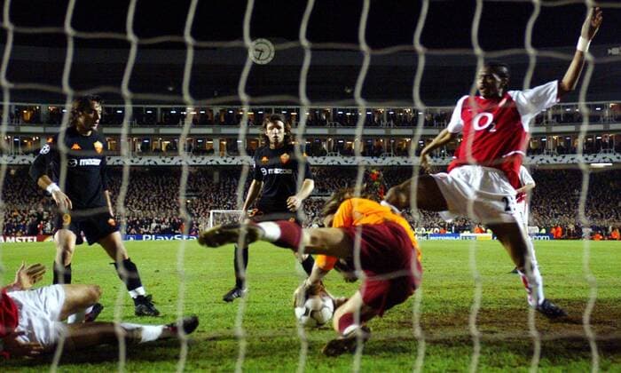 Der Torschuss von Nwankwo Kanu (re., Arsenal) landet in den Armen von Torwart Ivan Pelizzoli (Roma) Fußball EC 1 Herren Champions League 2002 2003, Arsenal FC London - AS Rom 1:1 Gruppe London Dynamik,