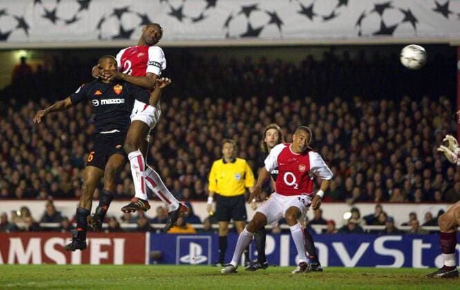 Patrick Vieira (re., Arsenal) gegen Aldair (Roma) Fußball EC 1 Herren Champions League 2002 2003, Arsenal FC London - AS Rom 1:1 Gruppe London Dynamik, Höhe, Kampf,