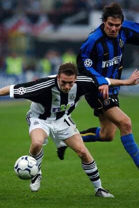 Craig Bellamy (Newcastle, li.) am Ball gegen Andres Guglielminpietro (Inter) Fußball EC 1 Herren Champions League 2002 2003, Internazionale Mailand - Newcastle United 1:1, Vdig Gruppe Mailand Dynamik, Kampf,
