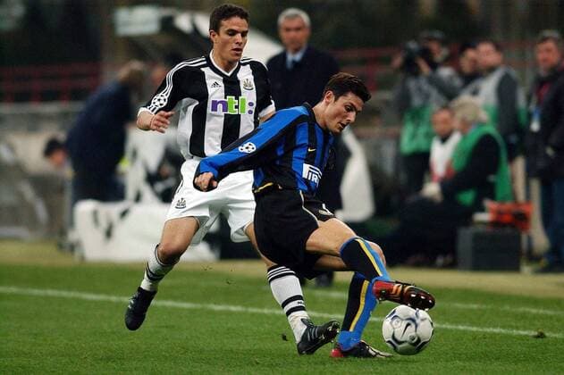 Javier Zanetti (Inter, re.) am Ball gegen Laurent Robert (Newcastle) Fußball EC 1 Herren Champions League 2002 2003, Internazionale Mailand - Newcastle United 1:1, Vdig Gruppe Mailand Dynamik,