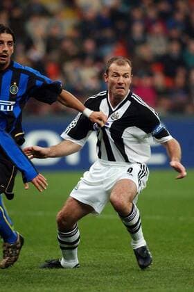 Alan Shearer (Newcastle) versucht sich loszureißen Fußball EC 1 Herren Champions League 2002 2003, Internazionale Mailand, Inter - Newcastle United 1:1, Vdig Einzelbild Mailand Dynamik, Kampf,