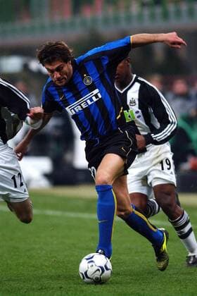 Christian Vieri (Inter) am Ball Fußball EC 1 Herren Champions League 2002 2003, Internazionale Mailand - Newcastle United 1:1, Vdig Einzelbild Mailand Dynamik,