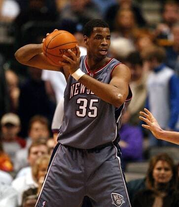 Jason Collins (Nets) am Ball Basketball Herren NBA 2002 2003, Dallas - New Jersey Nets 88:79, Einzelbild Dallas