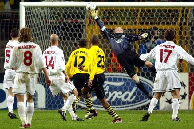 Marcio Amoroso (Mitte, BVB) erzielt das 3:0, Torwart Sergej Ovchinnikov (Moskau) ist machtlos Fußball EC 1 Herren Champions League 2002 2003, Borussia Dortmund - Lokomotive Moskau 3:0, Lok, Gruppe o0 Lokomotiv Dortmund