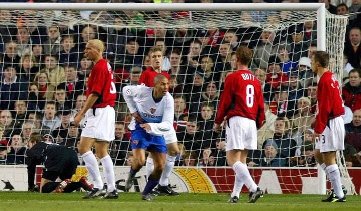 Christian Gimenez (Mitte, Basel) bejubelt sein Tor zum 1:0, während die ManU-Spieler fassungslos dastehen Fußball EC 1 Herren Champions League 2002 2003, Manchester United - FC Basel 1:1, Gruppe Manchester
